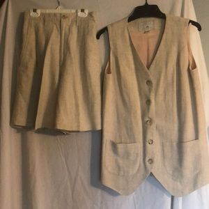 Linen vest/shorts set.